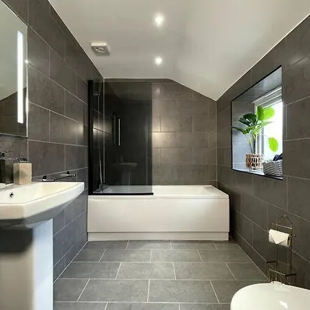 Modern And Spacious House With Hot Tub Lincoln Exterior photo