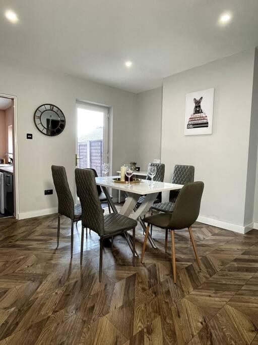 Appartement Modern And Spacious House With Hot Tub *