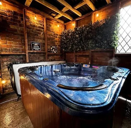 Modern And Spacious House With Hot Tub